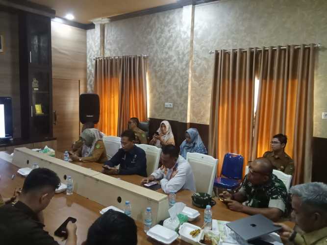 Babinsa Sertu Anton Ikut Kawal Program Pengendalian Inflasi di Indragiri Hilir