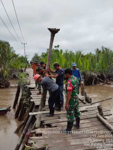 Babinsa Koramil 12/Batang Tuaka Laksanakan Jumat Bakti Sosial Perbaikan Jembatan Bersama Masyarakat