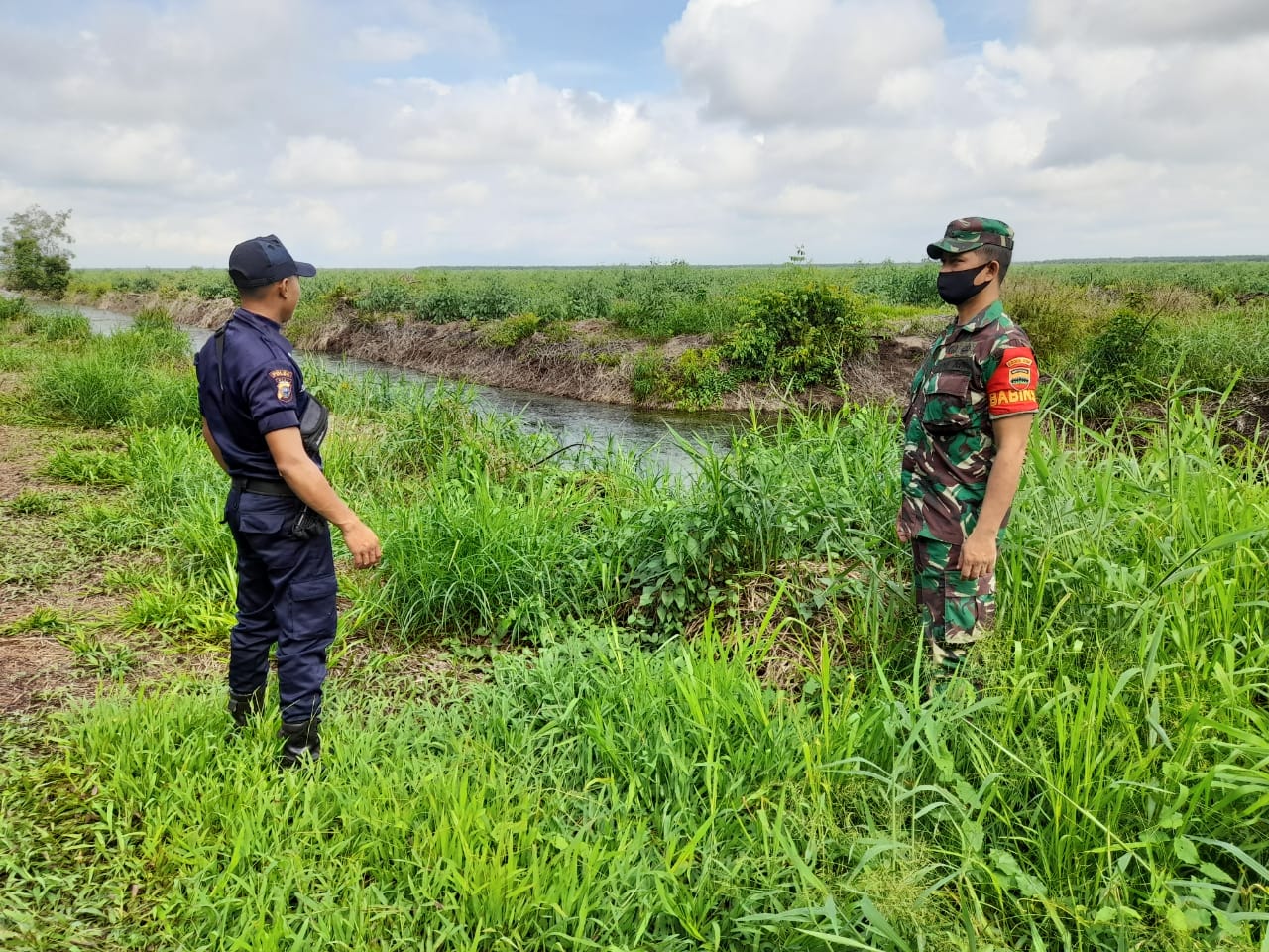 Serda Sahdi Idaman  Babinsa Koramil 05/Gas Kodim 0314/Inhil Bersama Manggala Agni PT.BDL Patroli Karhutlah Bersama