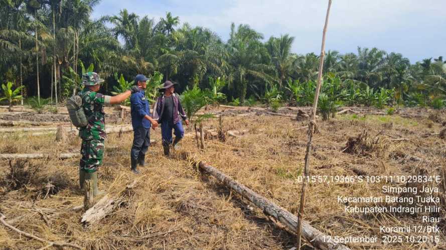 Babinsa Koramil 12/Batang Tuaka Gencarkan Patroli dan Sosialisasi Karhutla di Desa Simpang Jaya