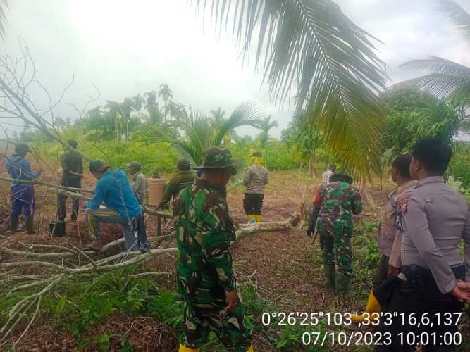 Personil Koramil 11/Pulau Burung Bersama Satgas Karhutlah Membangun Jalur Evakuasi