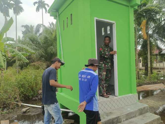 Pembangunan MCK TMMD ke-123 Kodim 0314/Inhil di Desa Karya Tunas Jaya, Kecamatan Tempuling, Dipantau Langsung oleh Kapten Inf Rohadi Handoko