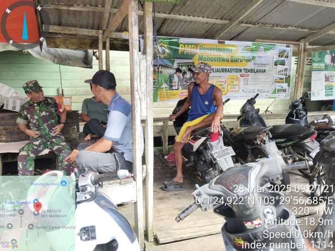 Babinsa Serma H. Situmorang Laksanakan Komsos, Ingatkan Warga Tentang Keamanan dan Ketertiban