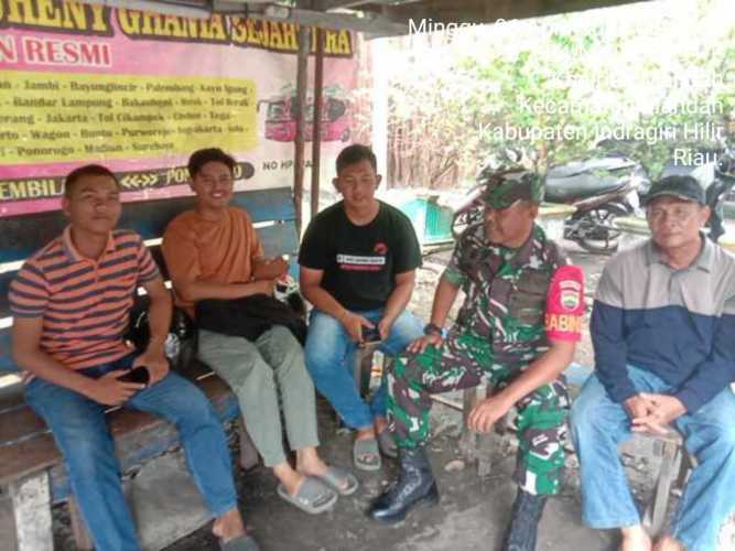 Babinsa Sertu Mistar Lakukan Komsos, Ingatkan Masyarakat Prioritaskan Keselamatan Saat Mudik Lebaran