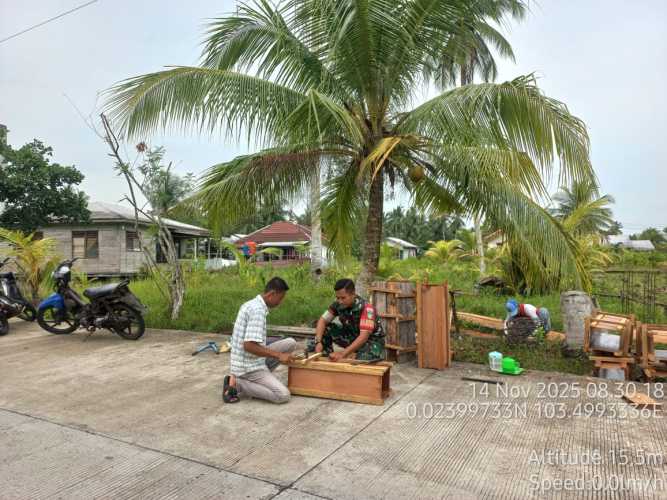 Babinsa membantu pembangunan rumah warga secara swadaya: