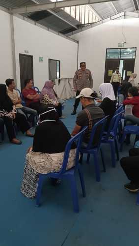 Kapolsek Pulau Burung memberi arahan kepada masyarakat yang terkena PHK