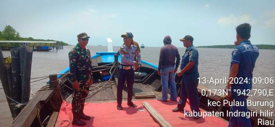 Serda Supardiyanto Bersama Pihak Otoritas Pelabuhan Mengecek kelayakan Kapal Berlayar