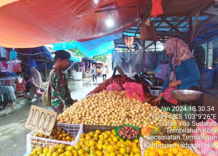 Kopda Rahmat Babinsa Koramil 01/Tembilahan  Menjalin Hubungan Baik dengan Pedagang Buah