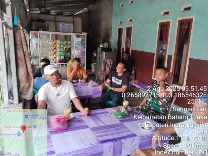 Babinsa Kodim 0314/Inhil Jalin Keakraban dengan Masyarakat, Sambut HUT RI ke-78 dengan Keamanan yang Terjaga