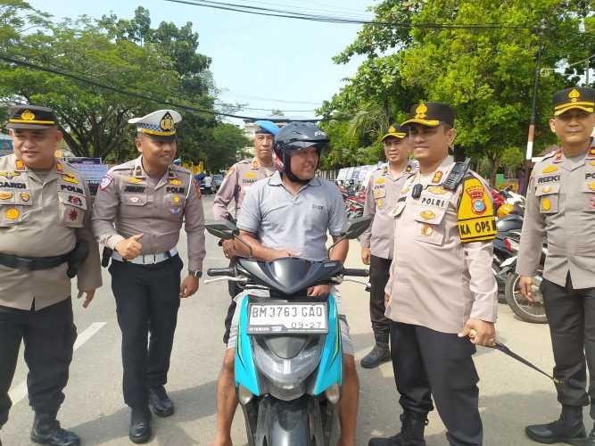 Hari Ke-4 Operasi Keselamatan LK 2025, Kapolres Indragiri Hilir AKBP Farouk Bagikan Helm Gratis kepada Masyarakat