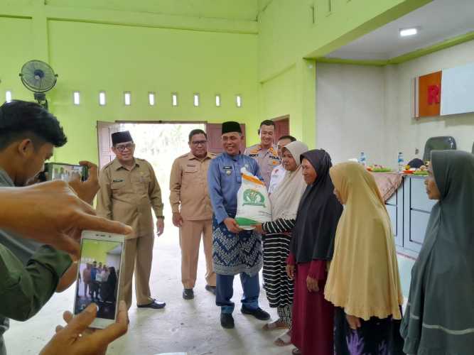 Penyaluran Bantuan Beras (CBP) kepada 224 KPM Desa Pulau Palas Diserahkan secara simbolis  Pj. Bupati Inhil