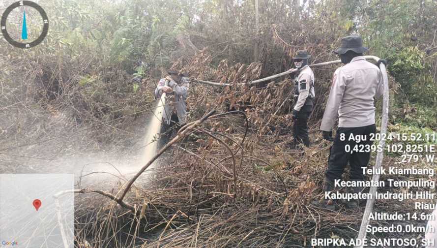 Pantauan Aplikasi DLK, Polsek Tempuling Lakukan Verifikasi dan Pendinginan Lahan Yang Terbakar