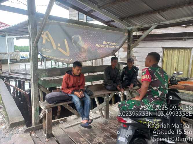 Babinsa Koramil 08/Mandah Laksanakan Komsos di Pangkalan Ojek, Perkuat Kemanunggalan dengan Rakyat