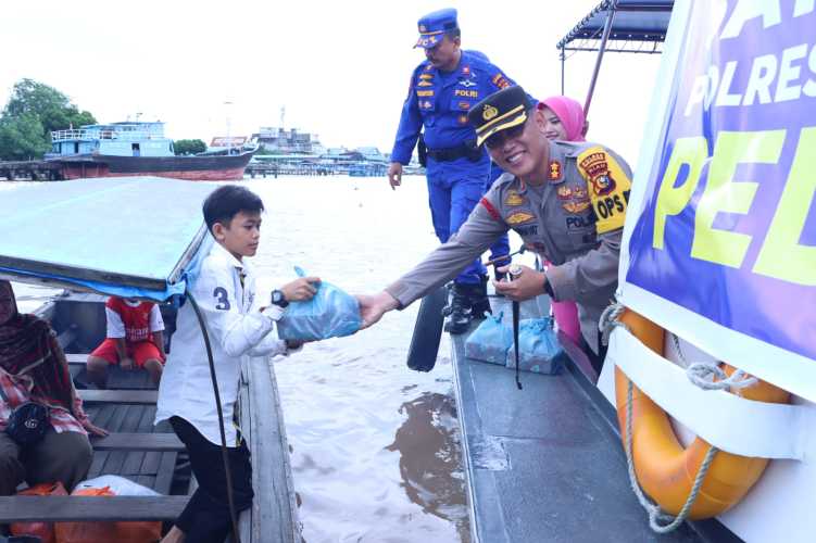 Sat Polairud Peduli, Kapolres Inhil Arungi Sungai Berikan Bansos Kepada Masyarakat Pesisir