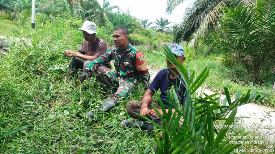 Babinsa Koramil 12/Batang Tuaka Lakukan Komsos untuk Jaga Keamanan Desa