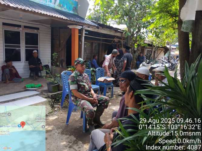 Babinsa Koramil 12/Batang Tuaka Gencarkan Komsos, Ajak Masyarakat Lestarikan Gotong Royong