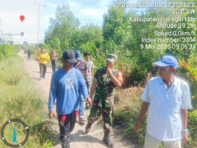 Babinsa Koramil 08/Mandah Aktif Patroli Cegah Karhutla di Desa Belaras
