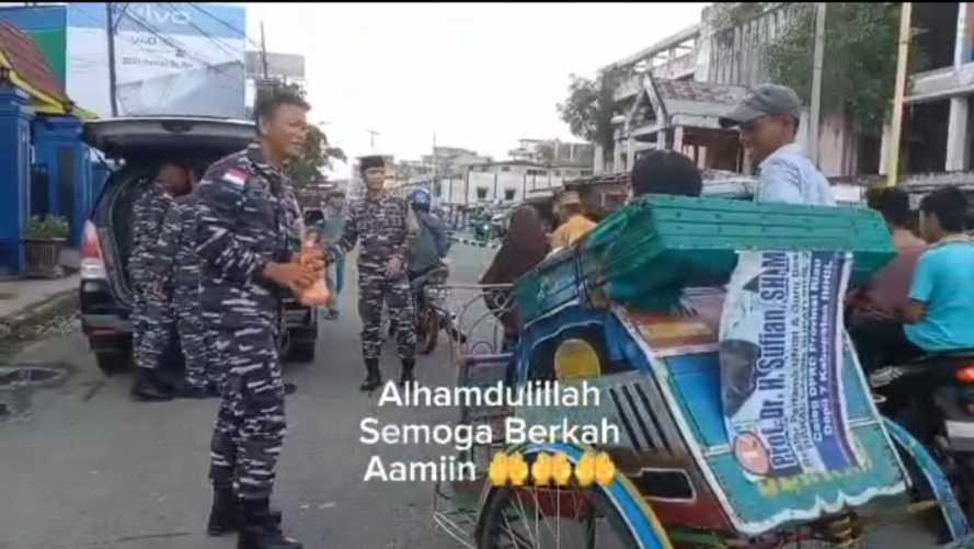 Personil Pos TNI AL Tembilahan Bagikan Takjil di Bundaran BNI Kota Tembilahan