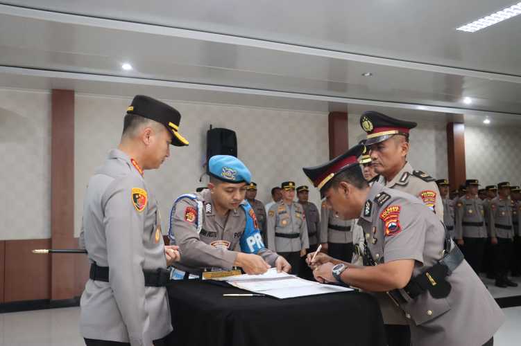 Polresta Cilacap Gelar Sertijab Dua Kapolsek dan Kenaikan Pangkat Pengabdian