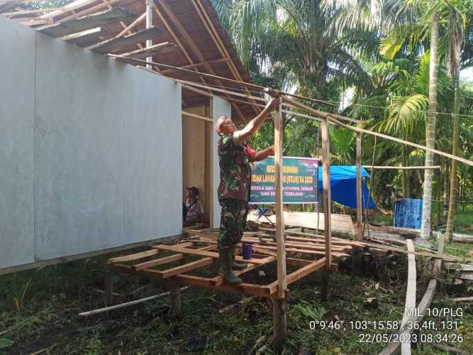 Babinsa kejar Target dalam Kegiatan  Bedah Rumah Tidak Layak Huni