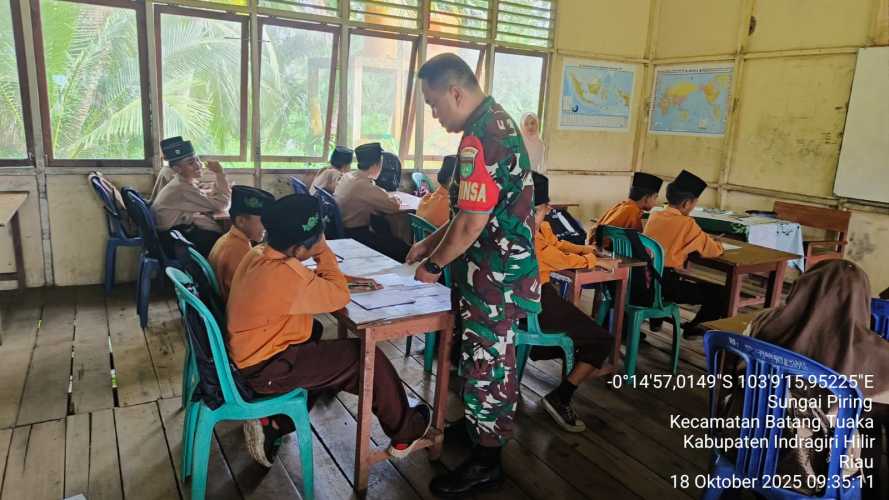 Babinsa Koramil 12/Batang Tuaka Mendorong Semangat Belajar Anak Anak