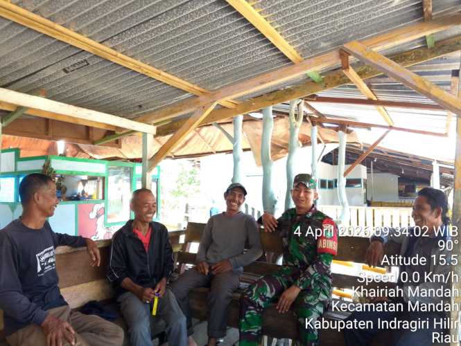 Babinsa Mandah Perkuat Jaring Teritorial Melalui Komsos Bersama Warga