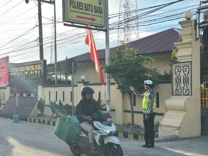Jaga Arus Pagi, Polwan Cantik Polres Batu Bara Jadi Penyelamat Kemacetan
