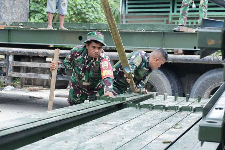 Masyarakat Desa Sei Buah Keras Sambut Kedatangan TNI Bangun Jembatan