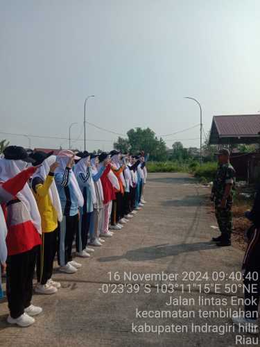 Tumbuhkan Sikap Kedisiplinan, Sertu M.Yasin Melatih baris berbaris OSIS Pondok Pesantren Miftahul Huda