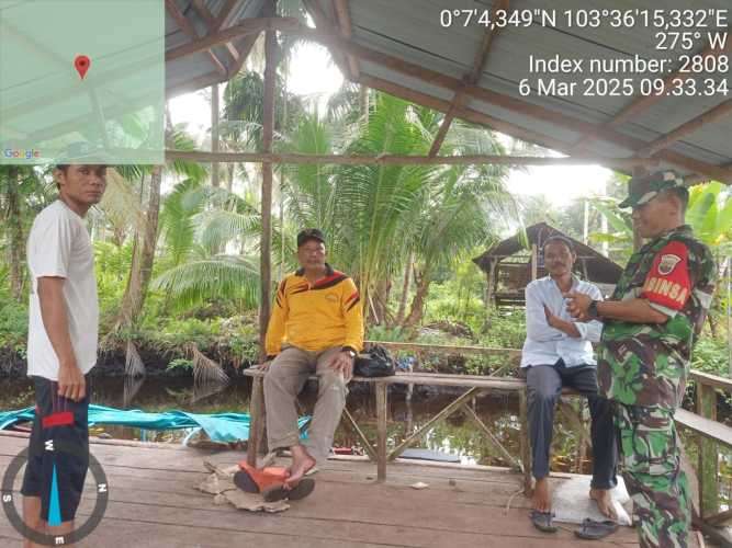 Babinsa Serma H. Situmorang Lakukan Komsos untuk Jalin Keharmonisan dan Keamanan Masyarakat di Awal Bulan Ramadhan