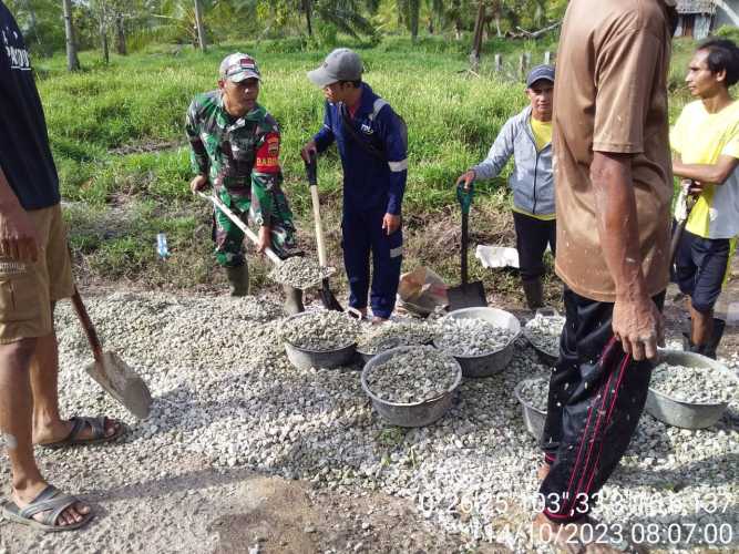 Babinsa Bantu Warga Melaksanakan Pengerasan Jalan