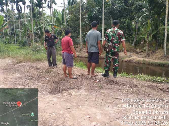 Babinsa Serka Masri melaksanakan patroli tapal batas untuk pengawasan kamtibmas