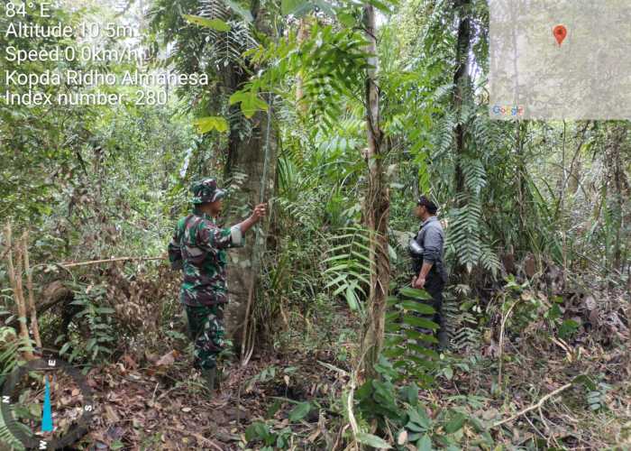 Kopda Ridho  Babinsa Koramil 05/Gas Melaksanakan Patroli Karhutlah di Lahan Semak Belukar