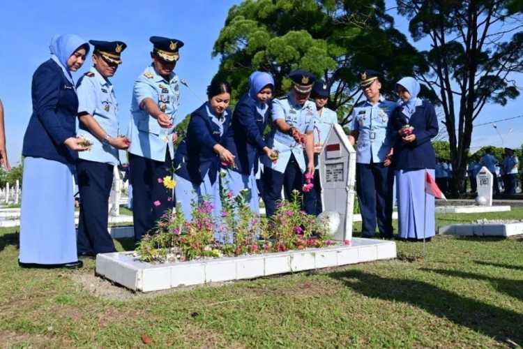 Momen HUT ke-80 TNI AU: Tabur Bunga di Pusara Pahlawan Jadi Wujud Penghormatan Lanud Rsn