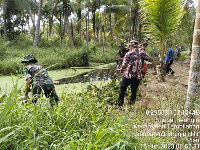 Anggota Koramil 01/Tembilahan  Melaksanakan karya Bhakti dalam  Rangka HUT Kodam  1/Bukit Barisan