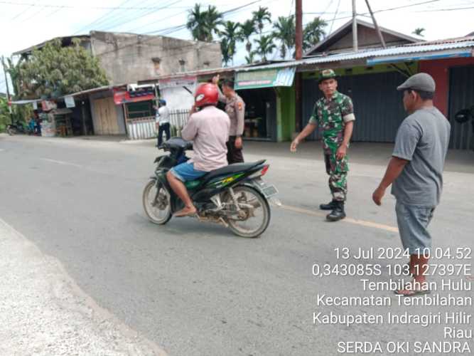 Babinsa Ramil 01/Tembilahan Membantu Pengaturan Arus Lalu Lintas di Lokasi Bencana