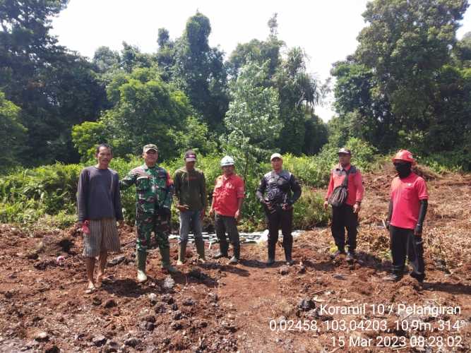 Babinsa Bersama Damkar Perusahaan Lakukan Rekayasa Penanganan Karhutlah