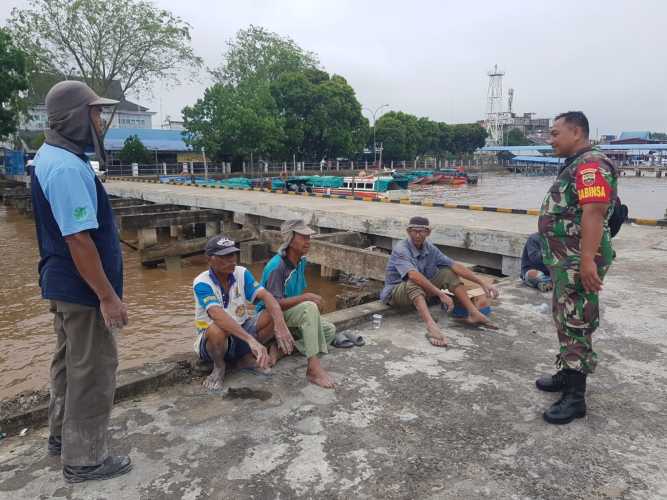 Serda Adri Candra Berikan Sosialisasi Keselamatan Kerja  Kepada Buruh Pelabuhan