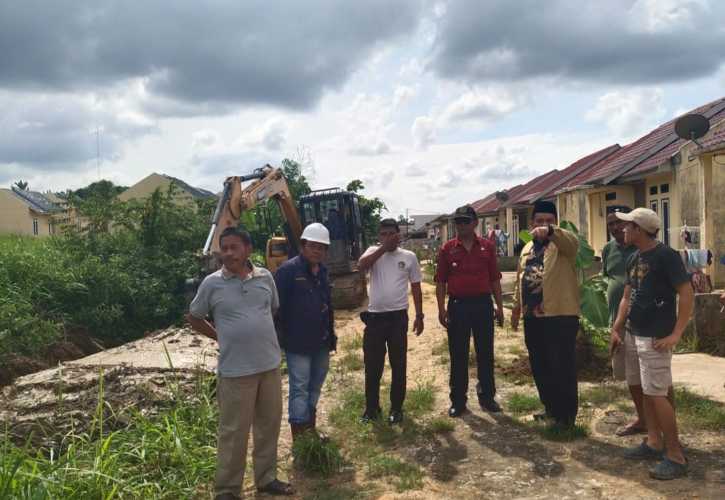 Ketua DPRD Inhu Saksikan Kegiatan Pendalaman Anak Sungai Untuk Antisipasi Banjir