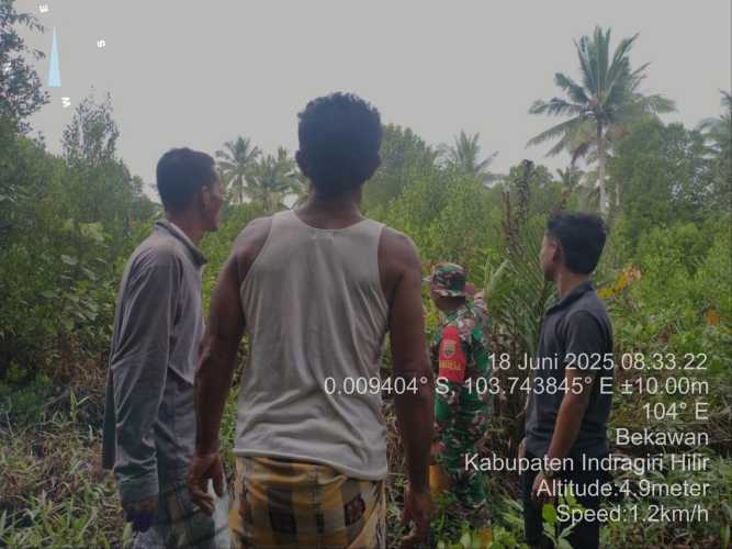 Babinsa Kawal Pengendalian Karhutla di Kecamatan Mandah