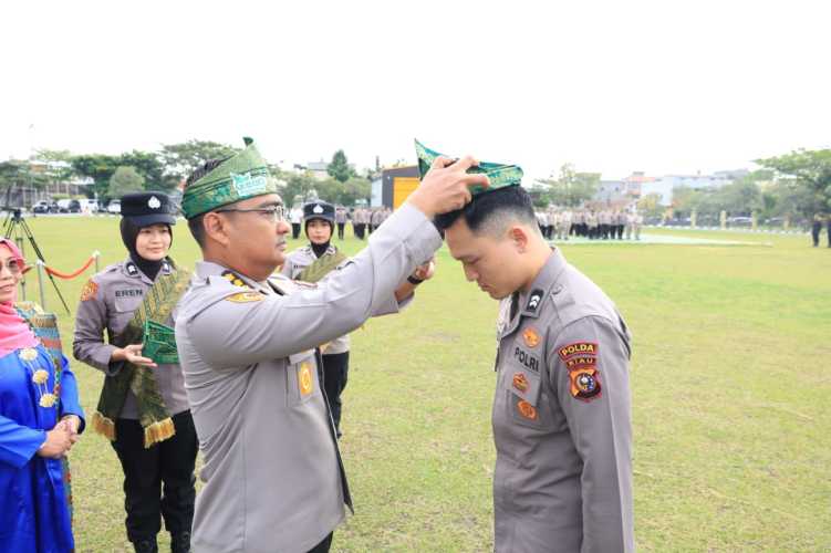 Lestarikan Budaya Melayu, 11 Ribu Personel Polda Riau Pakai Tanjak dan Selempang Tiap Jumat