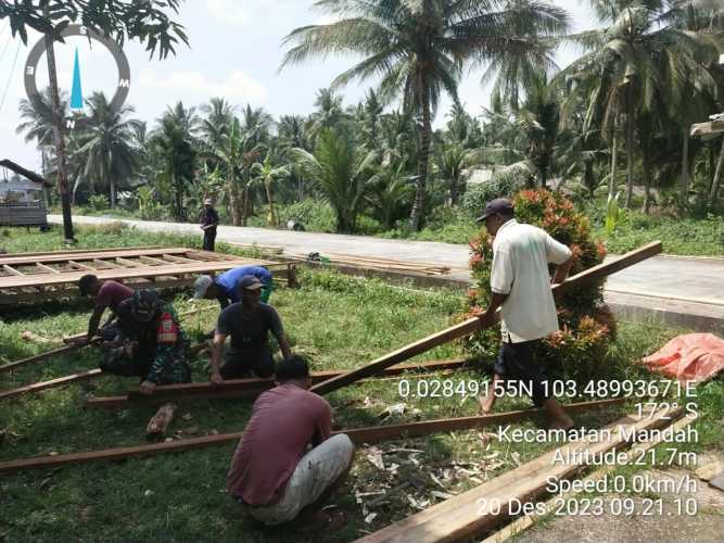 Babinsa Bente Bantu Pembuatan Pentas Resepsi Pernikahan Warganya