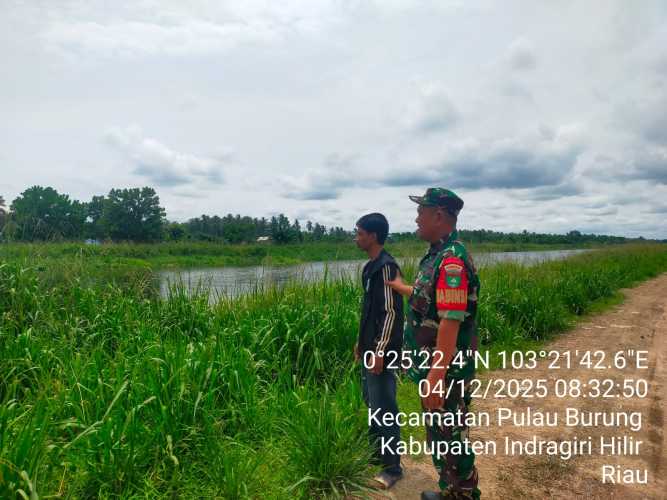 Babinsa Menjaga  kewaspadaan bencana hidrometeorologi melalui patroli tapal batas: