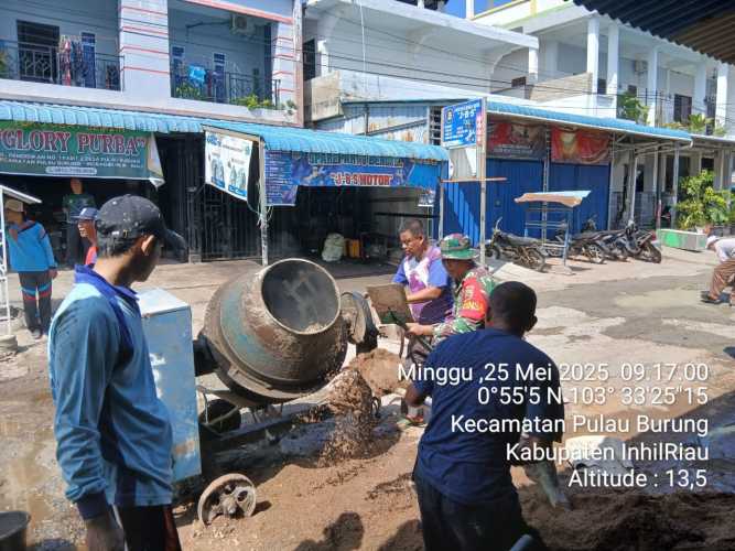 Babinsa Sertu Siswanto Pimpin Karya Bakti Spektakuler, Pengerasan Jalan di Desa Sungai Danai Berjalan Mulus Bak Mimpi