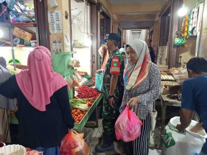 Babinsa Serda Ronald Manalu Laksanakan Pengawasan dan Patroli di Pasar Kayu Jadi Tembilahan Hulu
