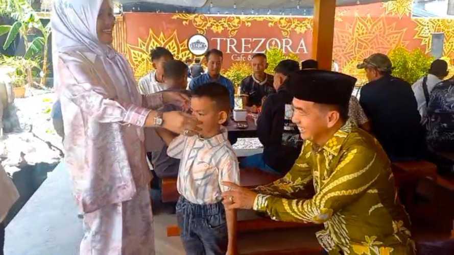 Meskipun Tak Ada Jabatan Lagi, Masyarakat Tetap Berbondong-bondong Hadiri Open House DR. H. Ferryandi