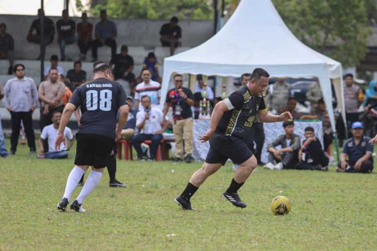 Laga Ekshibisi Penuh Semangat: Polres Batu Bara FC dan PS Pemkab Berbagi Angka dalam Semarak HUT RI ke-80