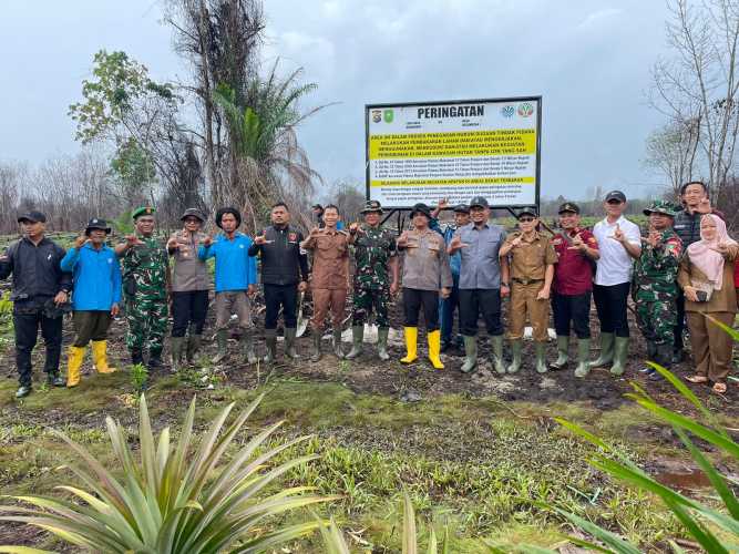 Kapolres Inhil dan Forkopimda Lakukan Pemasangan Plang Larangan di Lahan Bekas Kebakaran di Kecamatan Kempas