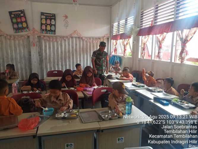 Sertu Anton Aktif Membantu Kelancaran Program MBG di Tembilahan Kota