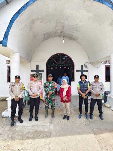 Kapolsek bersama Forkopimcam Tempuling tinjau beberapa gereja di Kec. Tempuling pastikan Perayaan Natal Bersama Tahun 2025 aman.